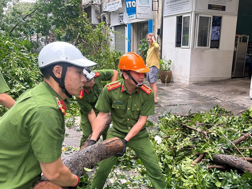 Lực lượng c&ocirc;ng an nhanh ch&oacute;ng xử l&yacute; c&aacute;c c&acirc;y xanh g&atilde;y đổ, tổ chức ph&acirc;n luồng, hướng dẫn người d&acirc;n di chuyển tr&aacute;nh c&aacute;c khu vực nguy hiểm.