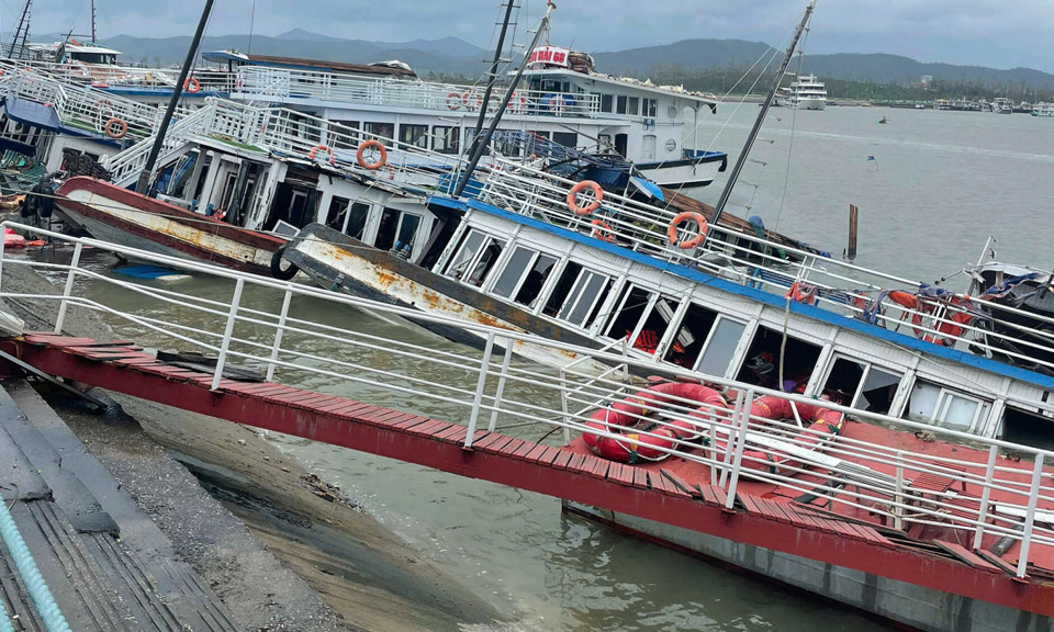 Nhiều t&agrave;u du lịch bị nhấn ch&igrave;m trong biển.