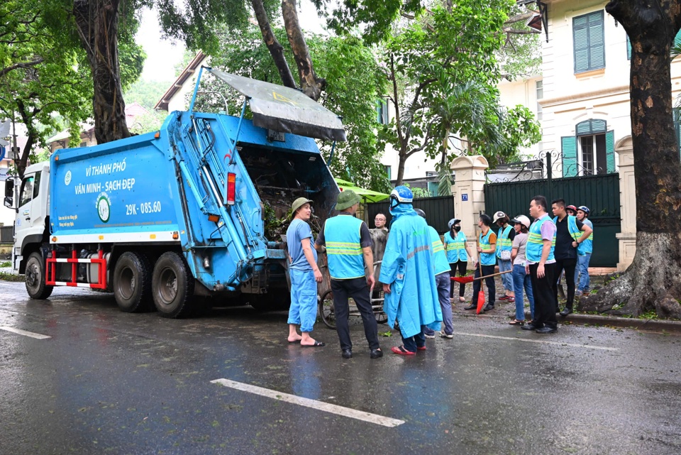 Lực lượng chức năng tổ chức dọn dẹp vệ sinh m&ocirc;i trường.