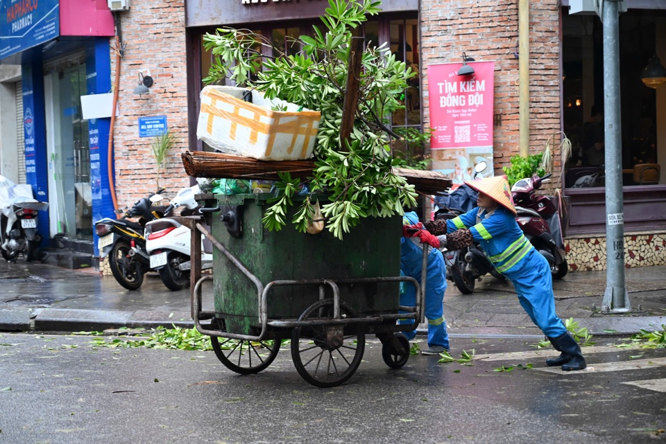 Huy động tối đa nhân lực dọn dẹp vệ sinh môi trường sau bão số 3 - Ảnh 2