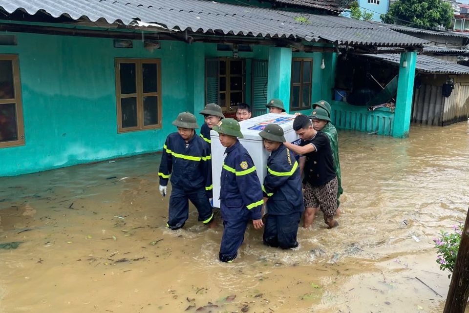 Bộ đội dầm mình trong nước giúp dân chống bão số 3 - Ảnh 2