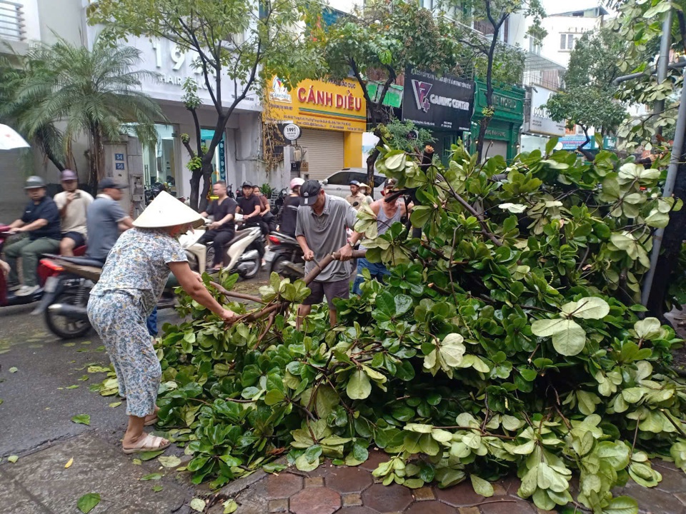 Người d&acirc;n tham gia hỗ trợ lực lượng chức năng khắc phục hậu quả do b&atilde;o số 3.