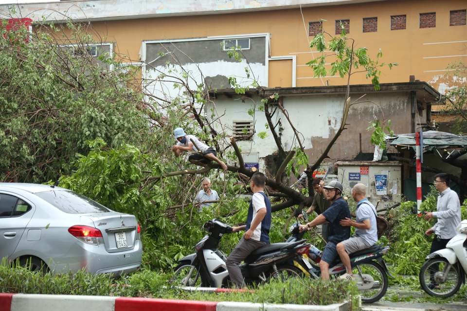 Người d&acirc;n cũng chung tay khắc phục sự cố.