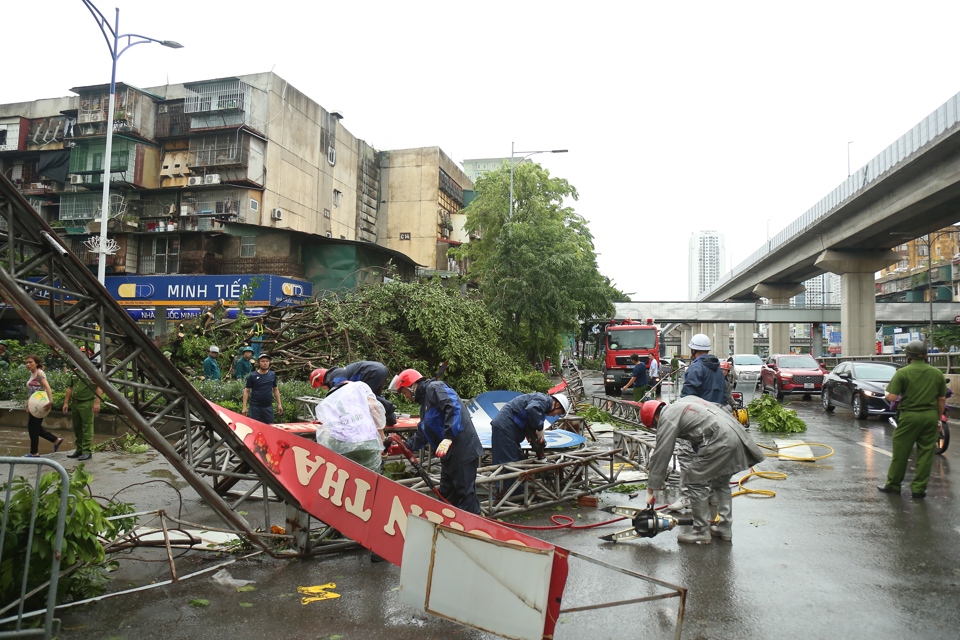 Một cổng ch&agrave;o tr&ecirc;n đường Nguyễn Tr&atilde;i đổ.