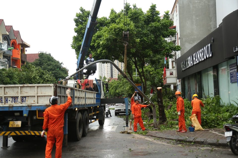 C&ocirc;ng ty điện lực khắc phục cột đ&egrave;n bị đổ.