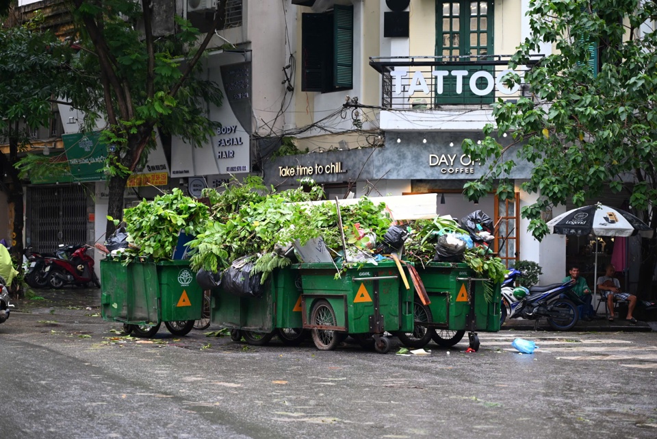 Huy động tối đa nhân lực dọn dẹp vệ sinh môi trường sau bão số 3 - Ảnh 1