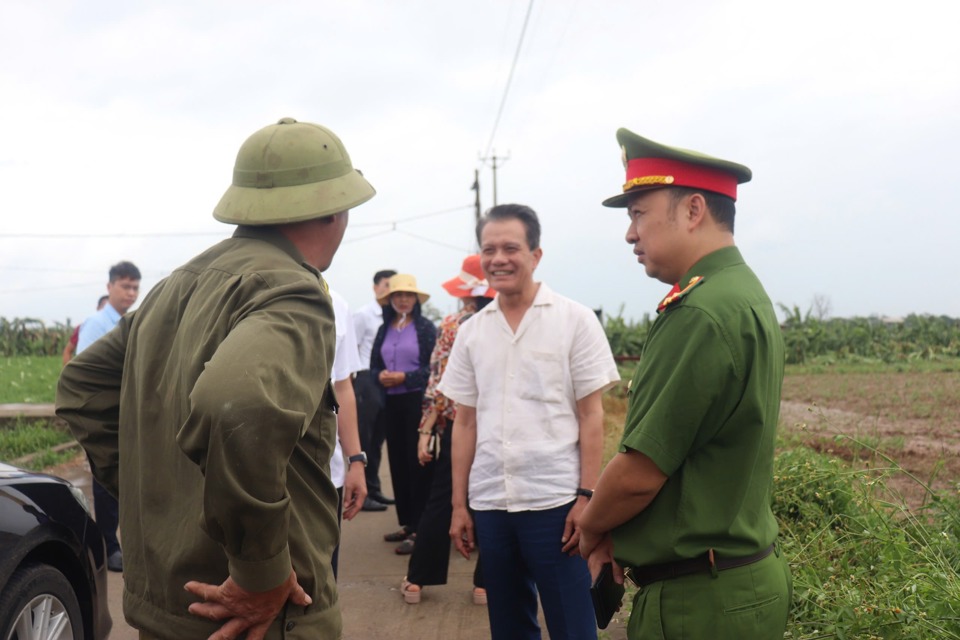 Chủ nhiệm UBKT Th&agrave;nh ủy H&agrave; Nội Ho&agrave;ng Trọng Quyết trao đổi với c&aacute;c đơn vị l&agrave;m nhiệm vụ về t&igrave;nh h&igrave;nh khắc phục hậu quả b&atilde;o số 3 tại Gia L&acirc;m.