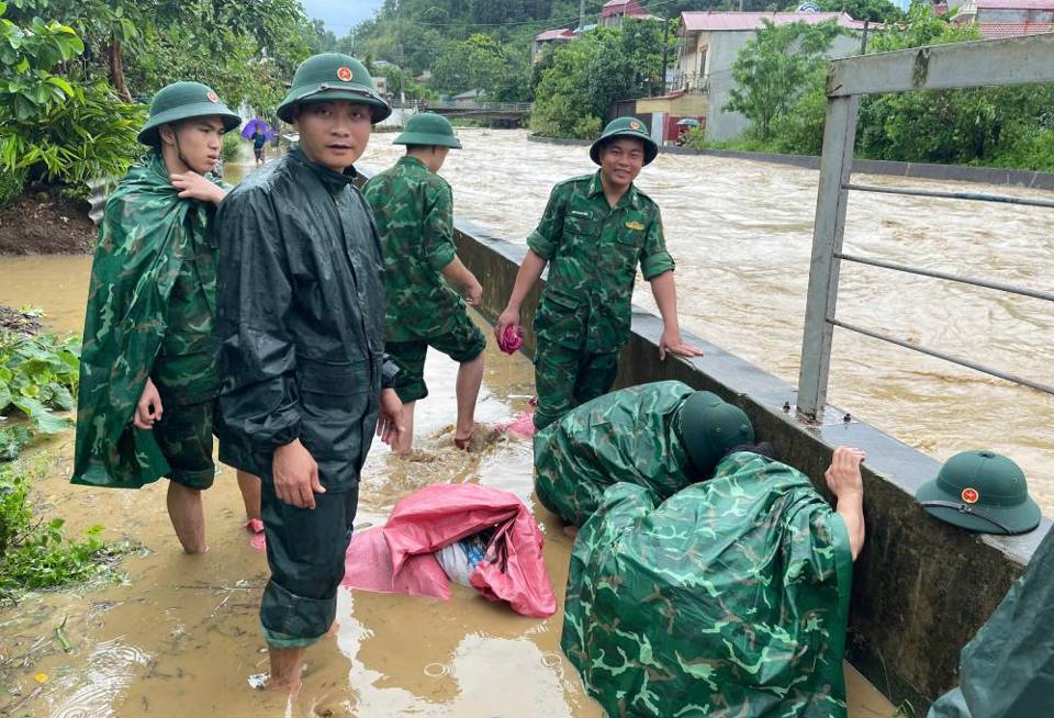 Bộ đội dầm mình trong nước giúp dân chống bão số 3 - Ảnh 1