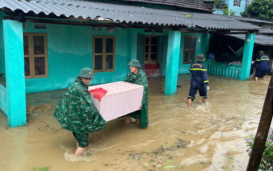 Bộ đội Bi&ecirc;n ph&ograve;ng tỉnh Lạng Sơn gi&uacute;p người d&acirc;n di dời t&agrave;i sản, ứng ph&oacute; với b&atilde;o số 3 (Yagi). Ảnh: BĐBP