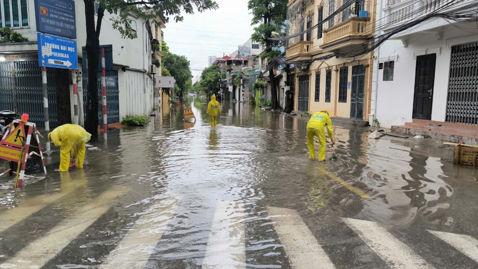 C&ocirc;ng nh&acirc;n tho&aacute;t nước tổ chức ứng trực l&agrave;m nhiệm vụ tại những khu vực ngập &uacute;ng.