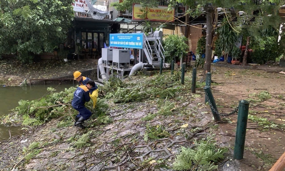 C&ocirc;ng nh&acirc;n tho&aacute;t nước tổ chức dọn dẹp, thanh thải hệ thống tho&aacute;t nước.