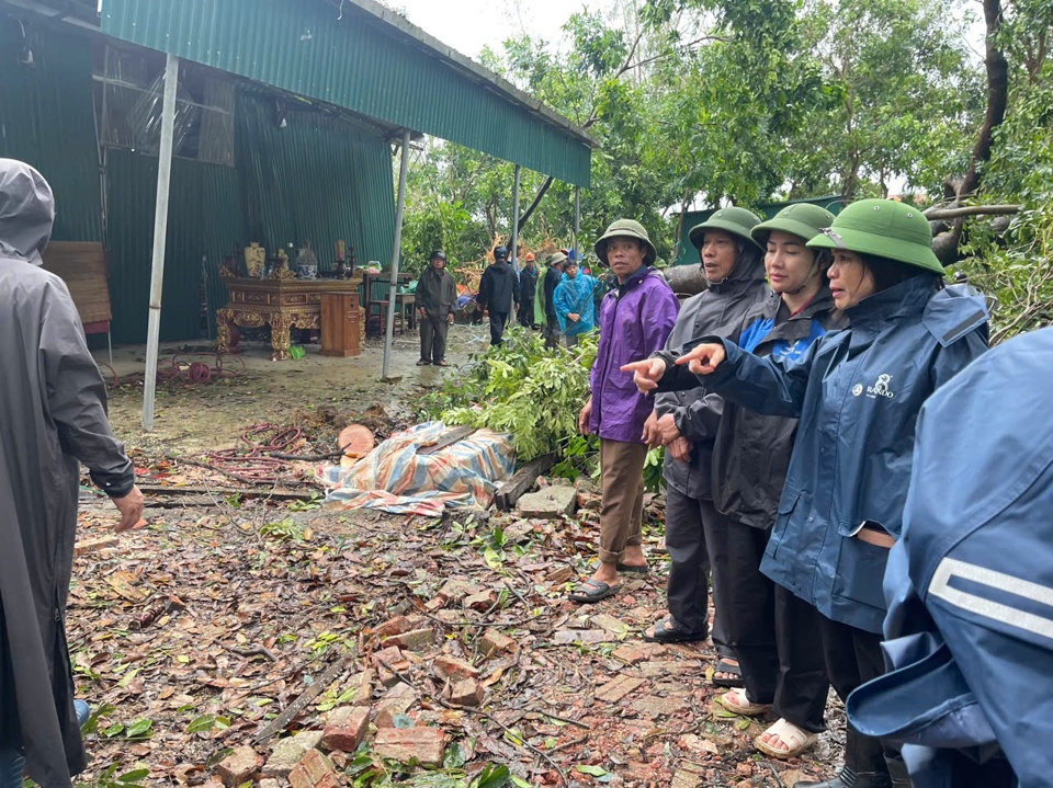 Ph&oacute; Chủ tịch UBND huyện Thạch Thất Nguyễn Thị B&iacute;ch Ngọc v&agrave; Trưởng ph&ograve;ng Văn h&oacute;a Th&ocirc;ng tin Phạm Quang Th&aacute;i chỉ đạo c&ocirc;ng t&aacute;c khắc phục ảnh hưởng cơn b&atilde;o số 3 tại c&aacute;c di t&iacute;ch. Ảnh: N.M.