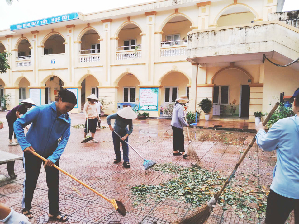 C&aacute;n bộ, nh&acirc;n vi&ecirc;n c&aacute;c trường tr&ecirc;n địa b&agrave;n huyện Thạch Thất t&iacute;ch cực khắc phục hậu quả sau b&atilde;o số 3 để đảm bảo an to&agrave;n, sạch đẹp sẵn s&agrave;ng đ&oacute;n c&aacute;c em trở lại trường học. Ảnh: N.M.