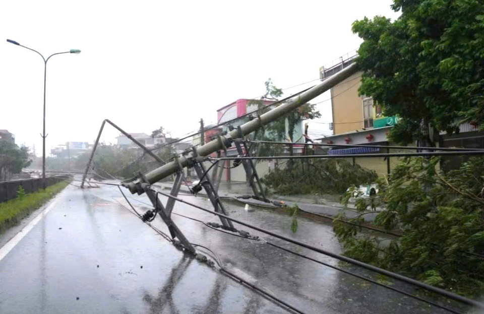 Cột điện lưới ở Th&aacute;i B&igrave;nh bị g&atilde;y đổ trong b&atilde;o số 3. Ảnh: Trần Kim