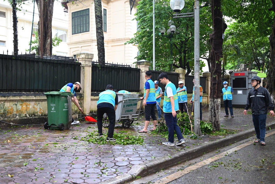 Đo&agrave;n vi&ecirc;n thanh ni&ecirc;n C&ocirc;ng ty Urenco tham gia dọn dẹp l&aacute;, c&agrave;nh c&acirc;y gẫy tr&ecirc;n c&aacute;c tuyến đường.