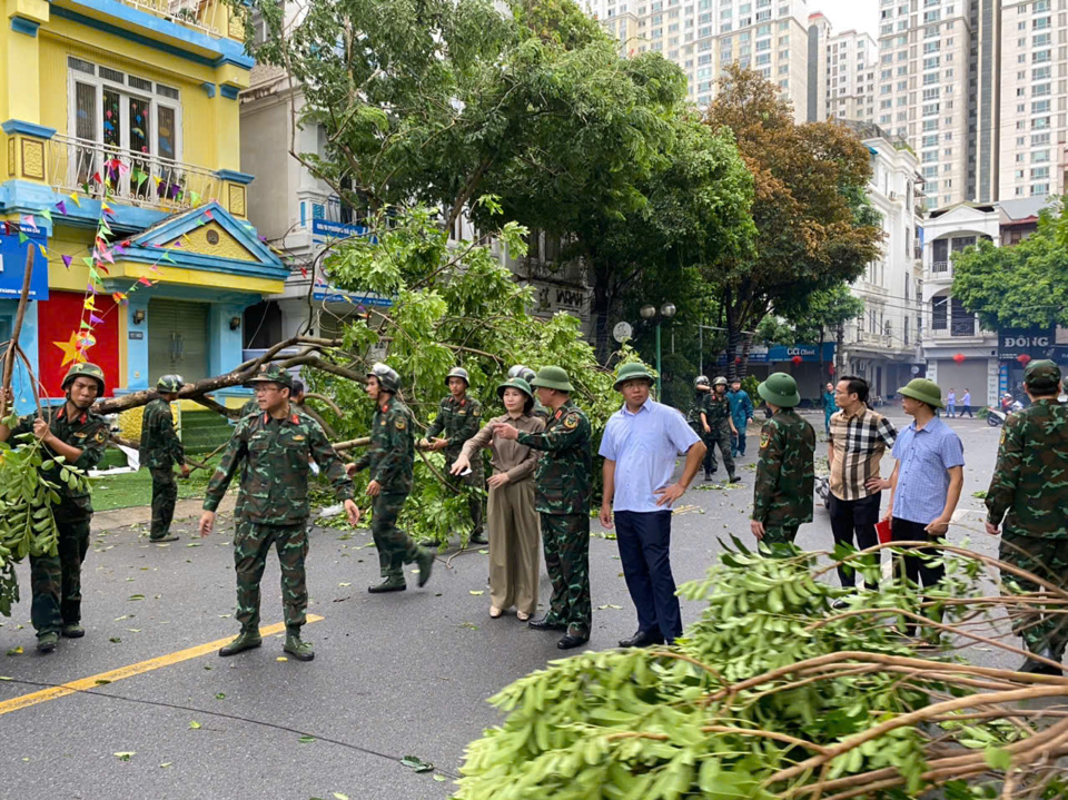 L&atilde;nh&nbsp;đạo quận H&agrave; Đ&ocirc;ng kiểm tra, chỉ&nbsp;đạo khắc phục b&atilde;o.