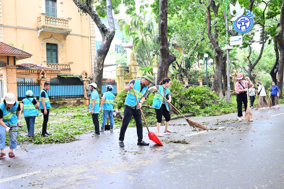 C&ocirc;ng ty TNHH MTV M&ocirc;i trường Đ&ocirc; thị H&agrave; Nội tổ chức dọn dẹp vệ sinh m&ocirc;i trường sau b&atilde;o số 3.