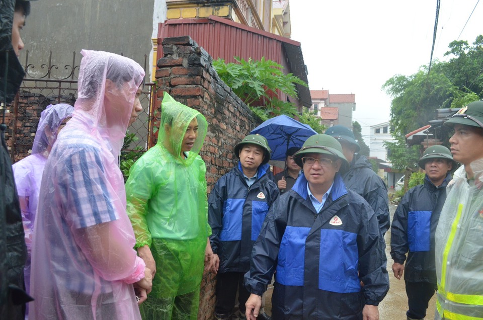 Chủ tịch UBND huyện Ho&agrave;ng Anh Tuấn kiểm tra&nbsp;c&ocirc;ng t&aacute;c ph&ograve;ng chống lụt, b&atilde;o.