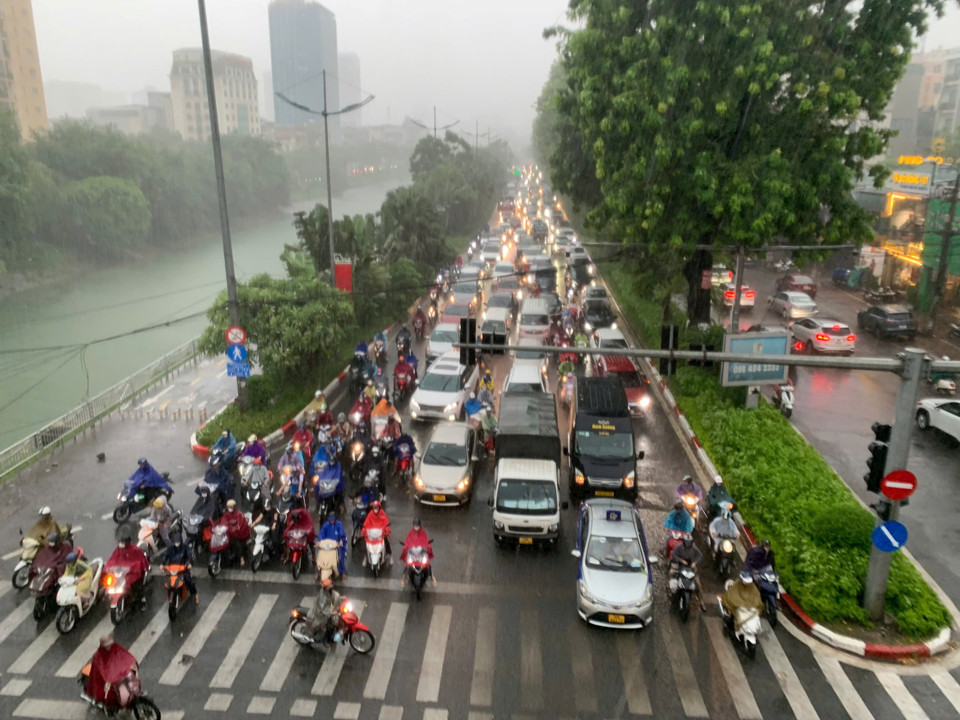 C&aacute;c phương tiện giao th&ocirc;ng &ugrave;n ứ tr&ecirc;n đường L&aacute;ng trước cơn b&atilde;o số 3 đổ bộ v&agrave;o TP H&agrave; Nội chiều 6/9. Ảnh: Chu Dũng