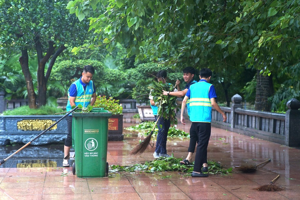 Trong s&aacute;ng nay, một lượng lớn l&aacute; c&acirc;y đ&atilde; được lực lượng đo&agrave;n vi&ecirc;n, thanh ni&ecirc;n C&ocirc;ng ty Urenco thu dọn.