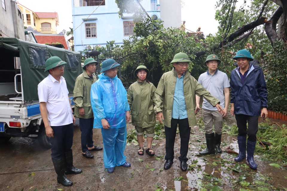 L&atilde;nh đạo quận Nam Từ Li&ecirc;m c&oacute; mặt trực tiếp chỉ đạo c&ocirc;ng t&aacute;c khắc phục hậu quả sau b&atilde;o