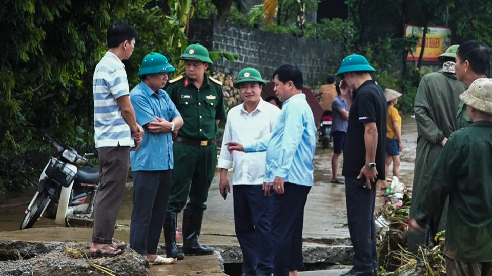 Chủ tịch UBND huyện Ba V&igrave; Đỗ Mạnh Hưng kiểm tra c&ocirc;ng t&aacute;c khắc phục ảnh hưởng cơn b&atilde;o số 3 tr&ecirc;n địa b&agrave;n huyện.