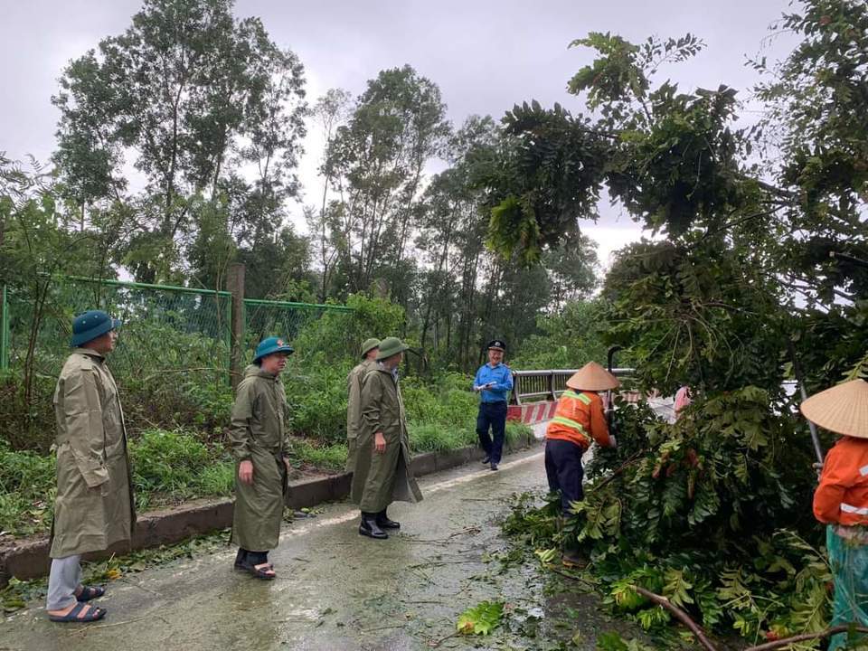 L&atilde;nh đạo huyện Quốc Oai kiểm tra thực tế, chỉ đạo lực lượng chức năng khẩn trương khắc phục hậu quả b&atilde;o số 3, ổn định đời sống người d&acirc;n.