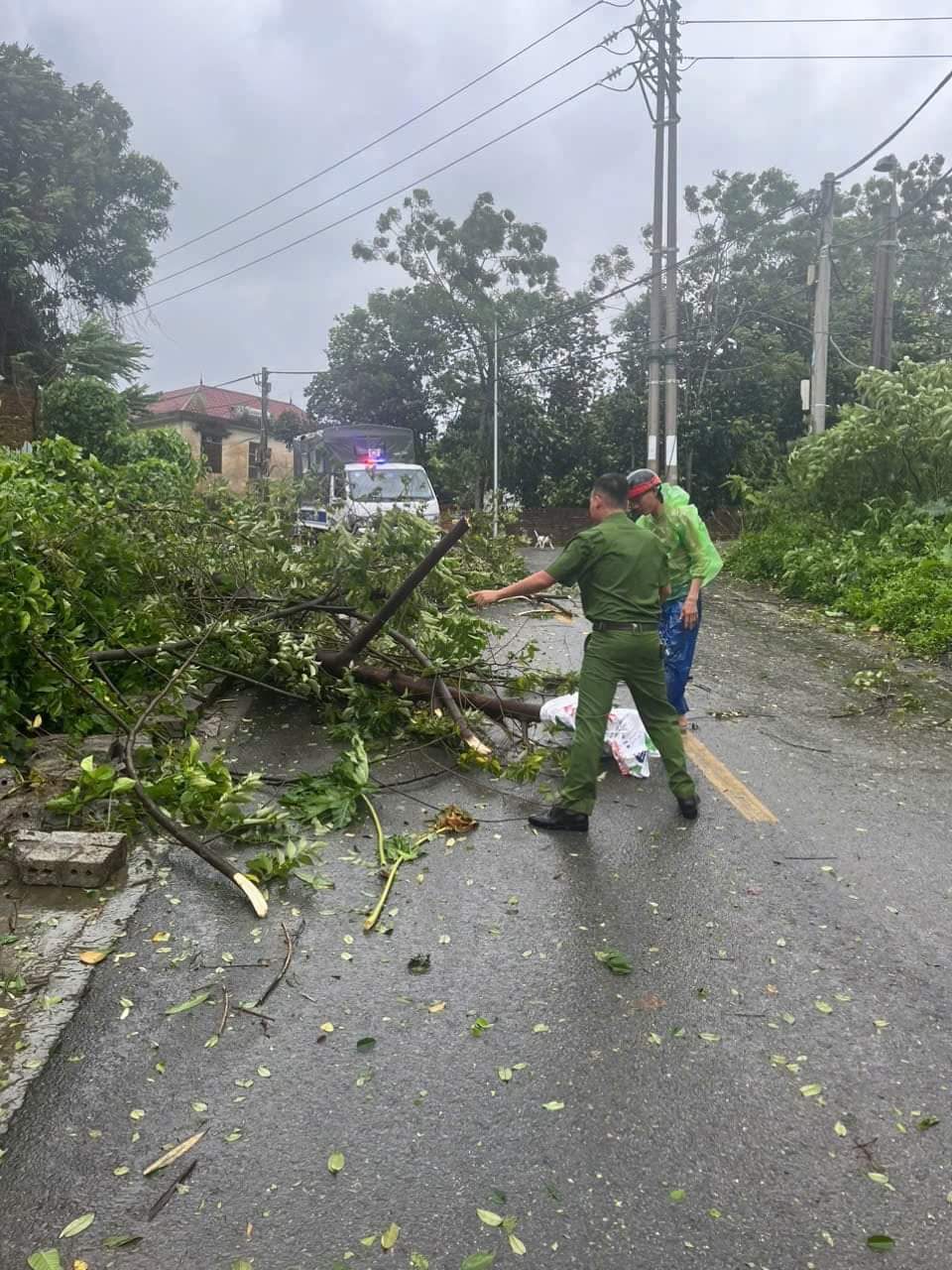 Lực lượng chức năng dầm mưa, l&agrave;m việc xuy&ecirc;n đ&ecirc;m khắc phục hậu quả mưa b&atilde;o.