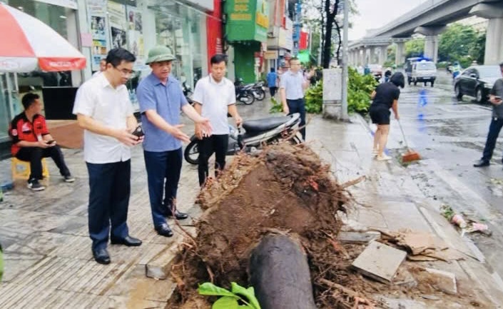 Ph&oacute; Chủ tịch UBND TP H&agrave; Nội H&agrave; Minh Hải kiểm tra c&ocirc;ng t&aacute;c khắc phục hậu quả sau b&atilde;o số 3 tr&ecirc;n địa b&agrave;n quận Thanh Xu&acirc;n