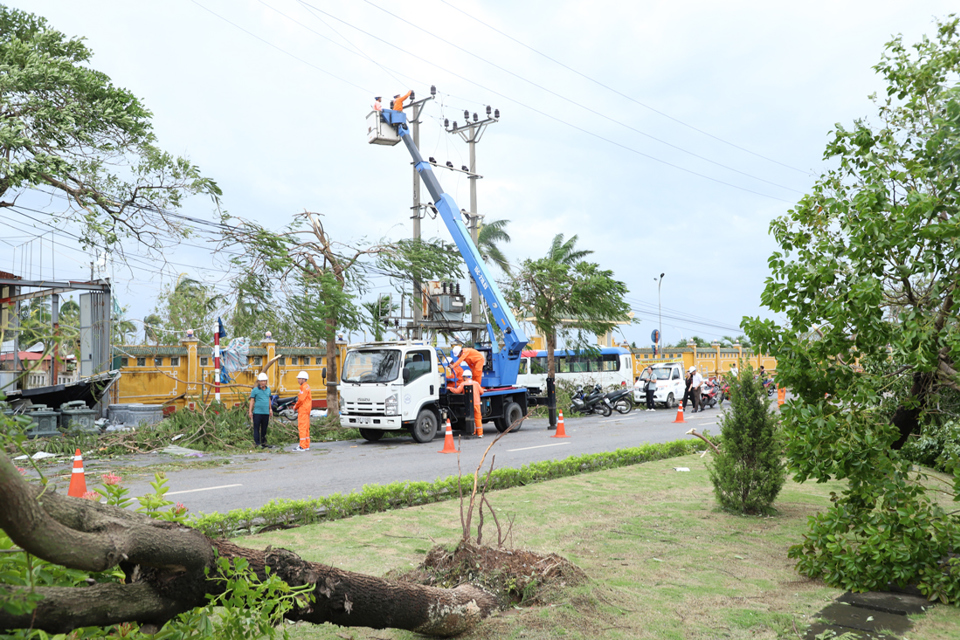 CBNV PC Hải Ph&ograve;ng khẩn trương khắc phục c&aacute;c sự cố để cấp điện trở lại cho kh&aacute;ch h&agrave;ng, s&aacute;ng 8/9.