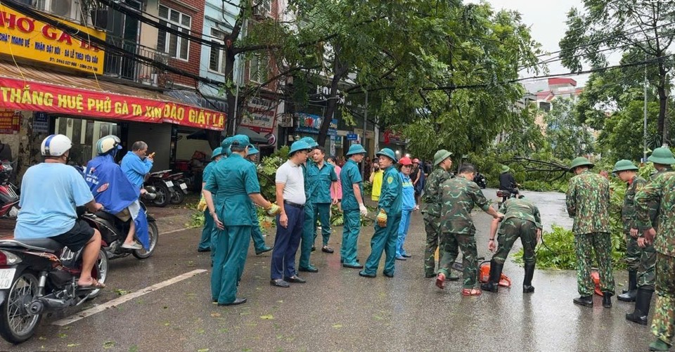 Ban chỉ huy Ph&ograve;ng, chống thi&ecirc;n tai v&agrave; t&igrave;m kiếm cứu nạn Quận Hai B&agrave; Trưng tổ chức di chuyển, xử l&yacute; c&acirc;y g&atilde;y đổ, ph&acirc;n luồng giao th&ocirc;ng tại phố Dương Văn B&eacute; (phường Vĩnh Tuy)