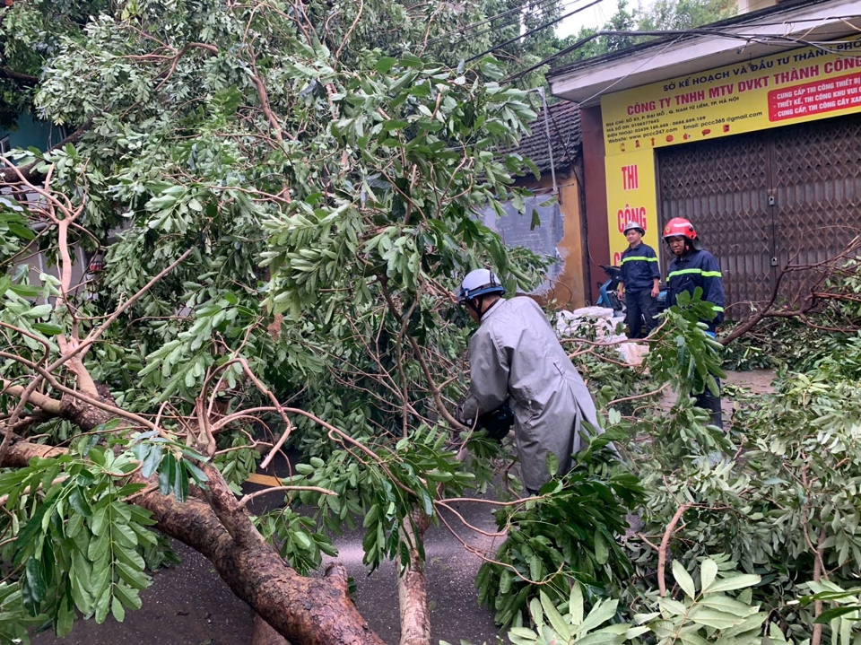 Chiến sỹ Công an Thủ đô căng mình khắc phục hậu quả "siêu bão" Yagi - Ảnh 2