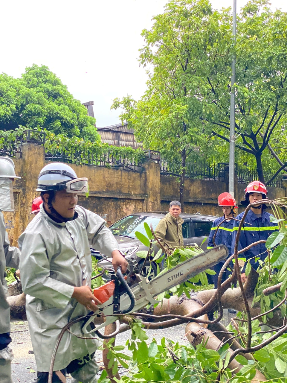 Chiến sỹ Công an Thủ đô căng mình khắc phục hậu quả "siêu bão" Yagi - Ảnh 3