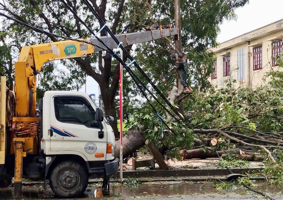 Trong đợt mưa to, gi&oacute; lớn từ b&atilde;o số 3, thiệt hại lớn nhất được ghi nhận tại huyện S&oacute;c Sơn l&agrave; c&acirc;y xanh bị g&atilde;y, đổ. Hiện, cơ bản c&aacute;c tuyến đường trục ch&iacute;nh tr&ecirc;n địa b&agrave;n c&aacute;c x&atilde;, thị trấn đều đ&atilde; lưu th&ocirc;ng b&igrave;nh thường.