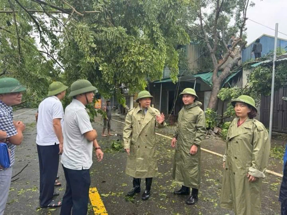 L&atilde;nh đạo huyện Quốc Oai kiểm tra thực tế, chỉ đạo lực lượng chức năng khẩn trương khắc phục hậu quả b&atilde;o số 3, ổn định đời sống người d&acirc;n.