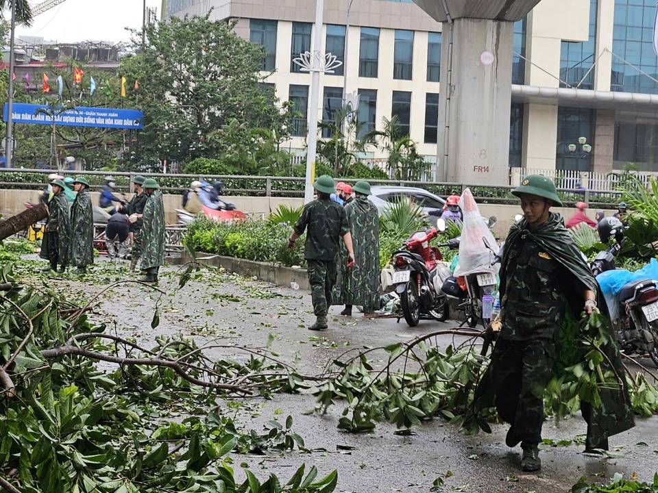 Lực lượng xung k&iacute;ch c&aacute;c phường phối hợp c&aacute;c đơn vị li&ecirc;n quan xử l&yacute; kịp thời c&acirc;y gẫy đổ, kh&ocirc;ng để ảnh hưởng đến giao th&ocirc;ng