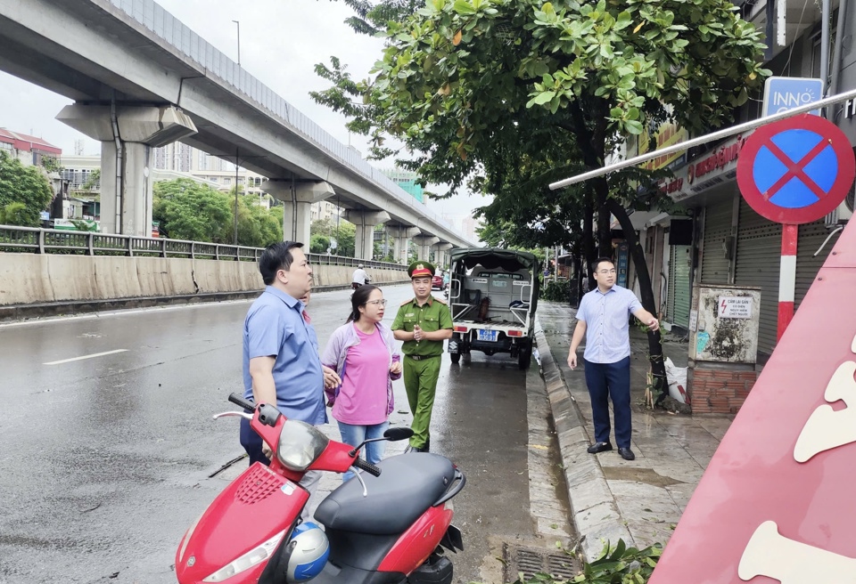 Thượng t&aacute; Đinh Tuấn Th&agrave;nh - Trưởng C&ocirc;ng an quận Thanh Xu&acirc;n kiểm tra c&ocirc;ng t&aacute;c khắc phục hậu quả sau cơn b&atilde;o số 3 - Cổng ch&agrave;o phố Nguyễn Qu&yacute; Đức (phường Thanh Xu&acirc;n Bắc) bị đổ