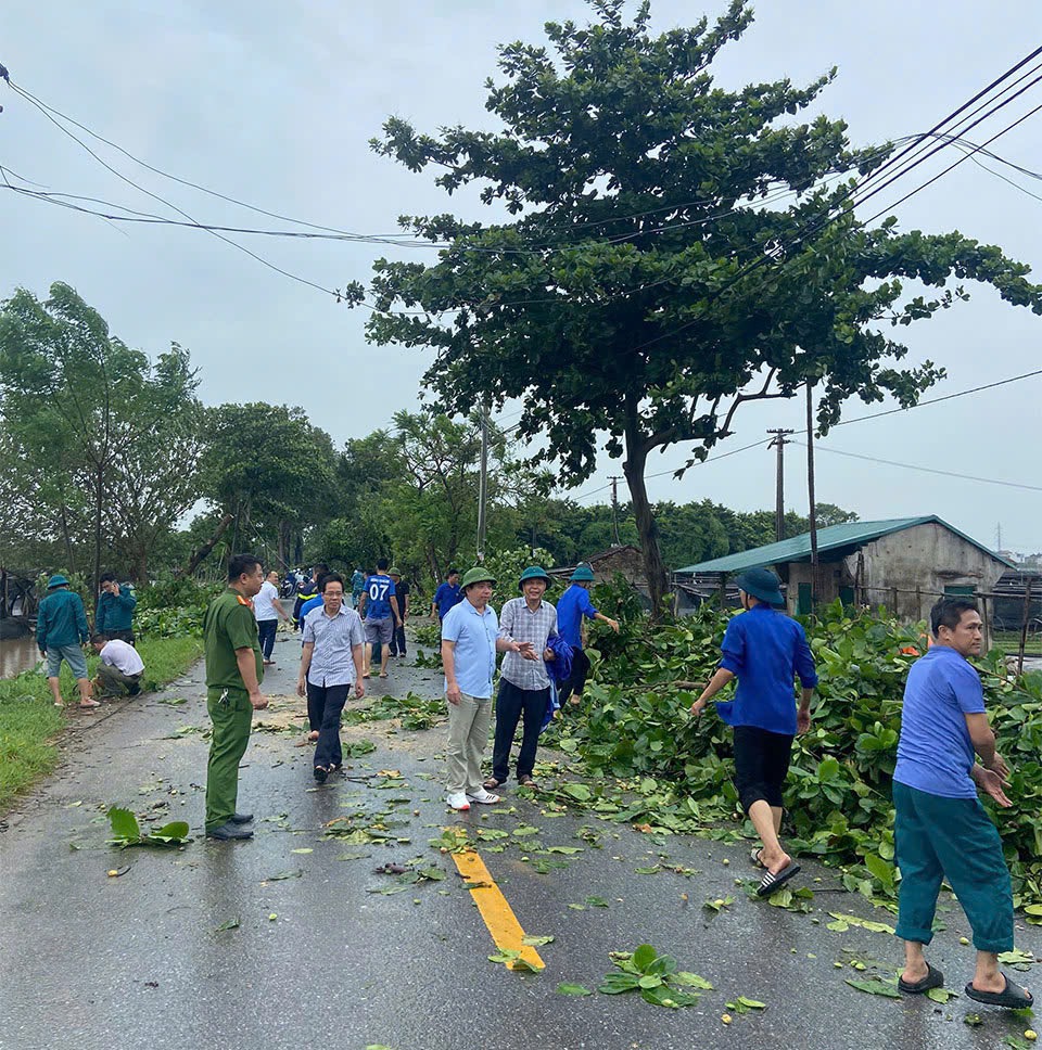 Chủ tịch UBND quận Bắc Từ Li&ecirc;m Nguyễn Hữu Tuy&ecirc;n kiểm tra hiện trường, chỉ đạo, động vi&ecirc;n lực lượng thu dọn, xử l&yacute; c&acirc;y xanh bị đổ tr&ecirc;n địa b&agrave;n quận.