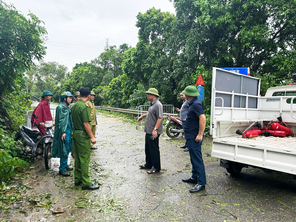 Ph&oacute; Chủ tịch UBND quận Bắc Từ Li&ecirc;m Nguyễn Thường Sơn kiểm tra, chỉ đạo khắc phục c&acirc;y đổ v&agrave; cấp điện đường 70 - Thượng C&aacute;t.