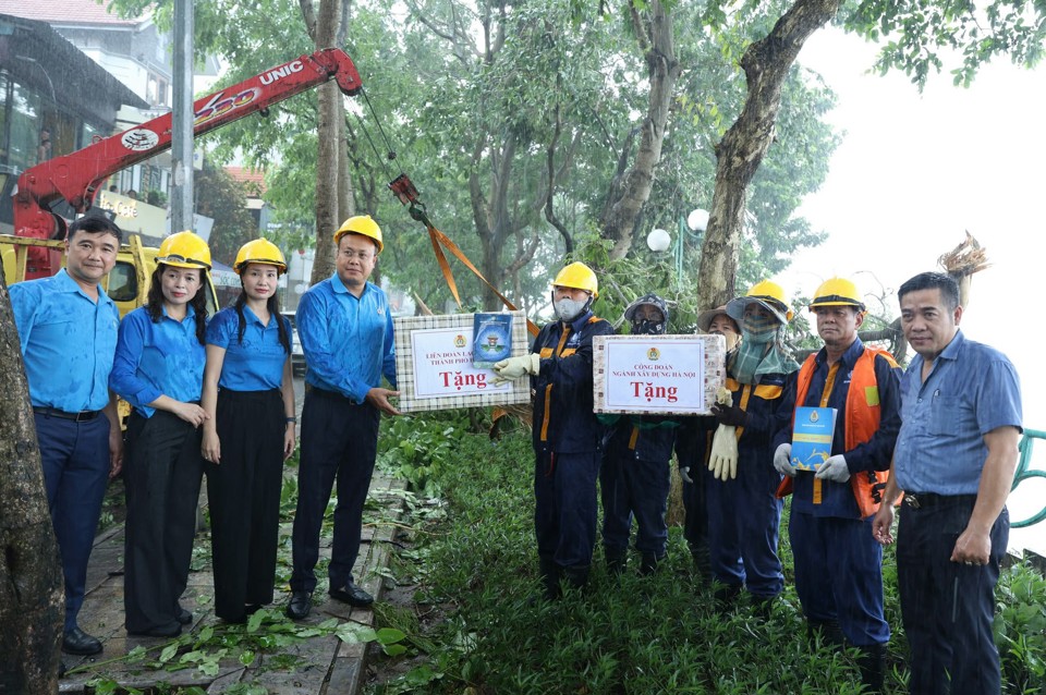 Chủ tịch LĐLĐ TP Phạm Quang Thanh l&atilde;nh đạo C&ocirc;ng đo&agrave;n ng&agrave;nh X&acirc;y dựng H&agrave; Nội tặng qu&agrave; c&ocirc;ng nh&acirc;n C&ocirc;ng ty TNHH MTV Tho&aacute;t nước H&agrave; Nội tại Hồ T&acirc;y