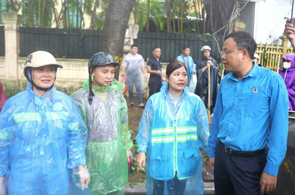 Chủ tịch LĐLĐ TP H&agrave; Nội động vi&ecirc;n, chia sẻ với c&ocirc;ng nh&acirc;n, người lao động đang nỗ lực khắc phục hậu quả cơn b&atilde;o số 3