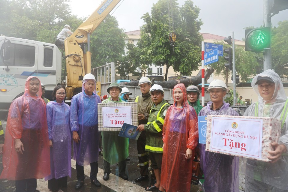 Đo&agrave;n c&ocirc;ng t&aacute;c thăm hỏi, tặng qu&agrave; đo&agrave;n vi&ecirc;n, c&ocirc;ng nh&acirc;n C&ocirc;ng ty&nbsp;TNHH MTV M&ocirc;i trường đ&ocirc; thị H&agrave; Nội&nbsp;