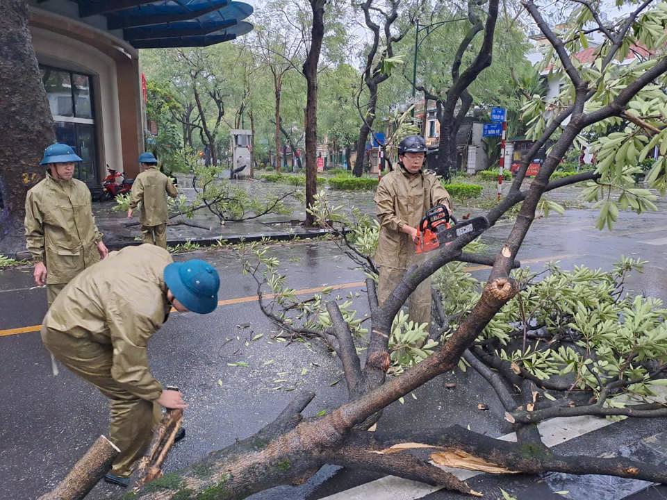 L&atilde;nh đạo, c&aacute;n bộ, c&ocirc;ng nh&acirc;n vi&ecirc;n chức phường Phan Chu Trinh, quận Ho&agrave;n Kiếm tổng lực ra khắc phục b&atilde;o số 3