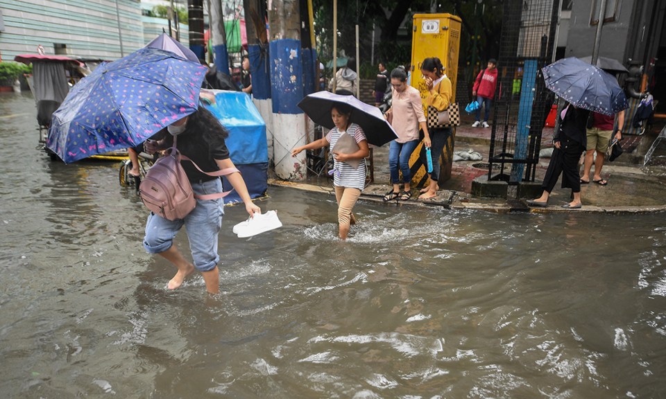 Người d&acirc;n tại Thủ đ&ocirc; Manila của Philippines lội qua khu phố bị ngập lụt do ảnh hưởng của b&atilde;o Yagi h&ocirc;m 5/9. Ảnh:&nbsp;AFP