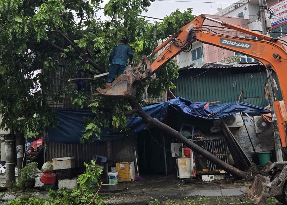 Th&agrave;nh phố Ph&uacute;c Y&ecirc;n đang t&iacute;ch cực triển khai c&aacute;c c&ocirc;ng t&aacute;c khắc phục hậu quả của b&atilde;o số 3. Ảnh Sỹ H&agrave;o.&nbsp;