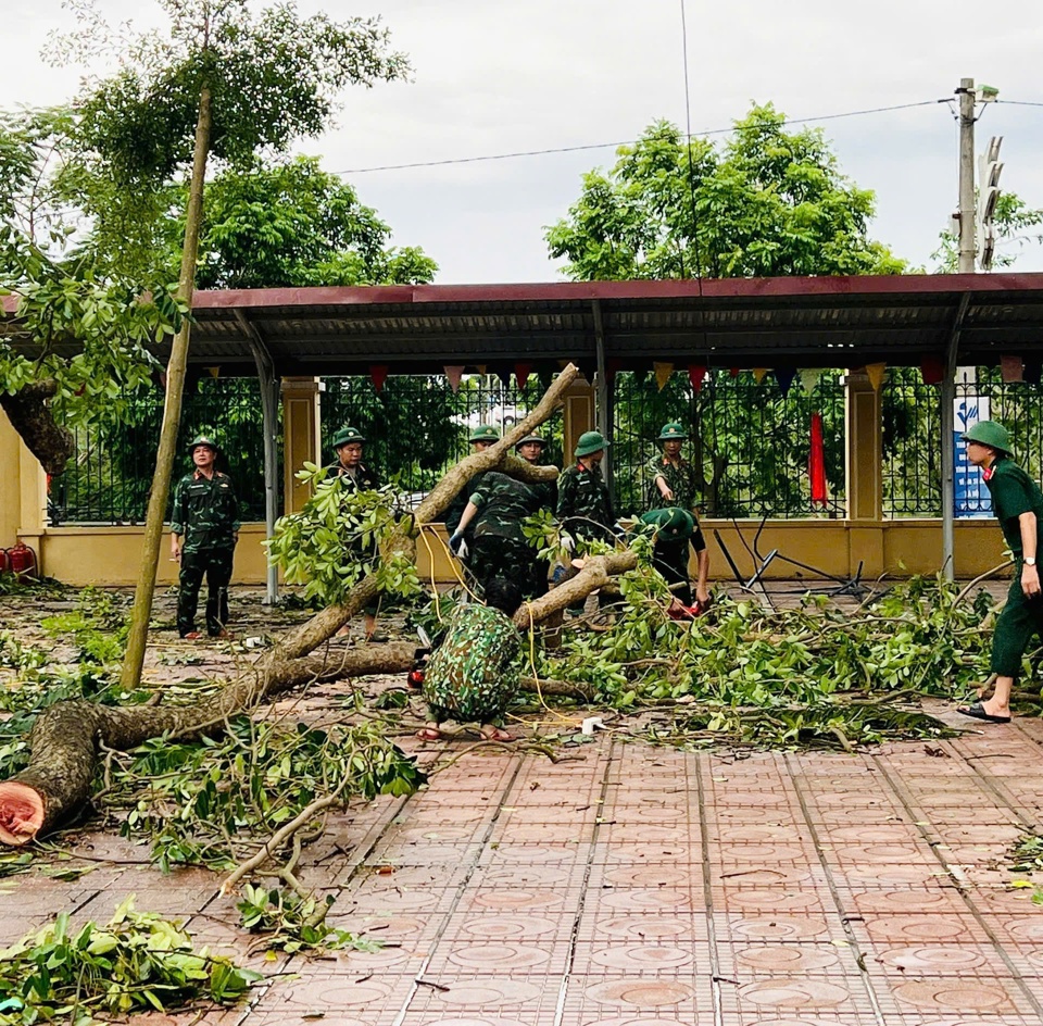 C&aacute;n bộ, chiến sỹ Ban Chỉ huy qu&acirc;n sự huyện Thanh Tr&igrave; hỗ trợ Trường Tiểu học Duy&ecirc;n H&agrave; xử l&yacute; c&acirc;y xanh to g&atilde;y đổ.