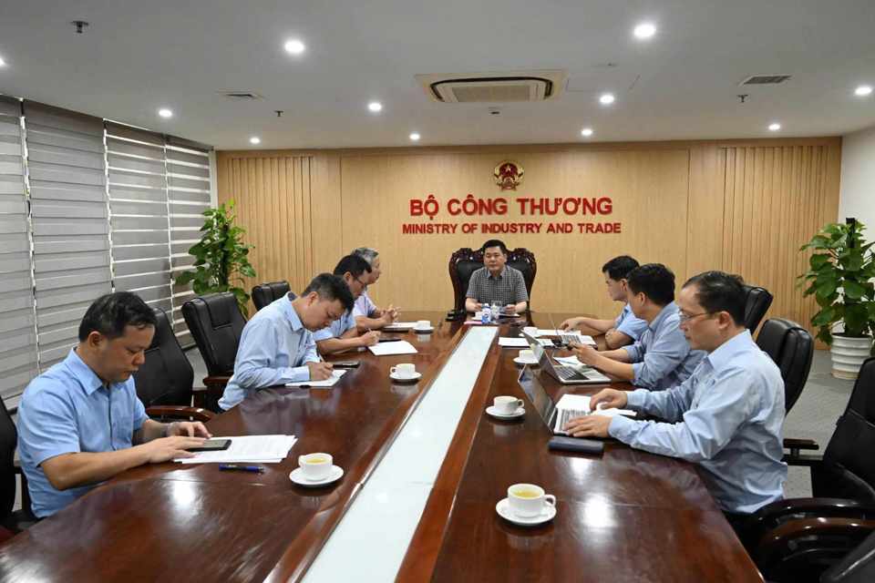 Bộ trưởng Bộ C&ocirc;ng Thương Nguyễn Hồng Di&ecirc;n chủ tr&igrave; cuộc họp.