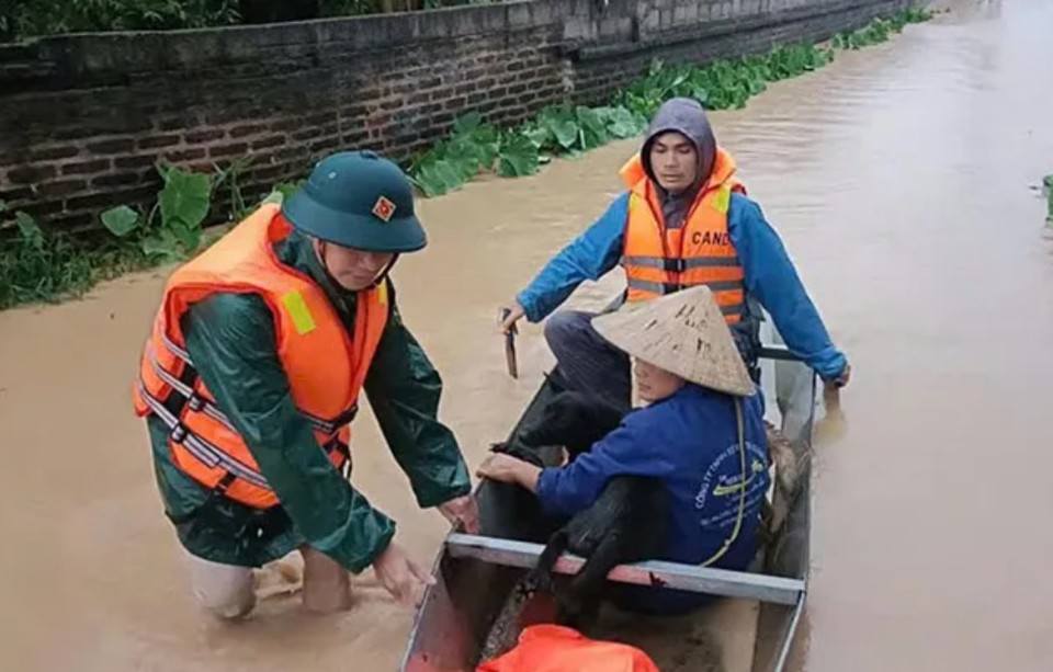 C&aacute;n bộ, chiến sĩ lực lượng vũ trang huyện Sơn Động gi&uacute;p người d&acirc;n thị trấn An Ch&acirc;u di chuyển khỏi v&ugrave;ng ngập lụt.