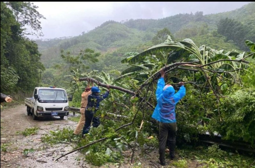 Lạng Sơn: nhiều tuyến giao thông bị sạt lở nghiêm trọng do bão số 3 - Ảnh 1