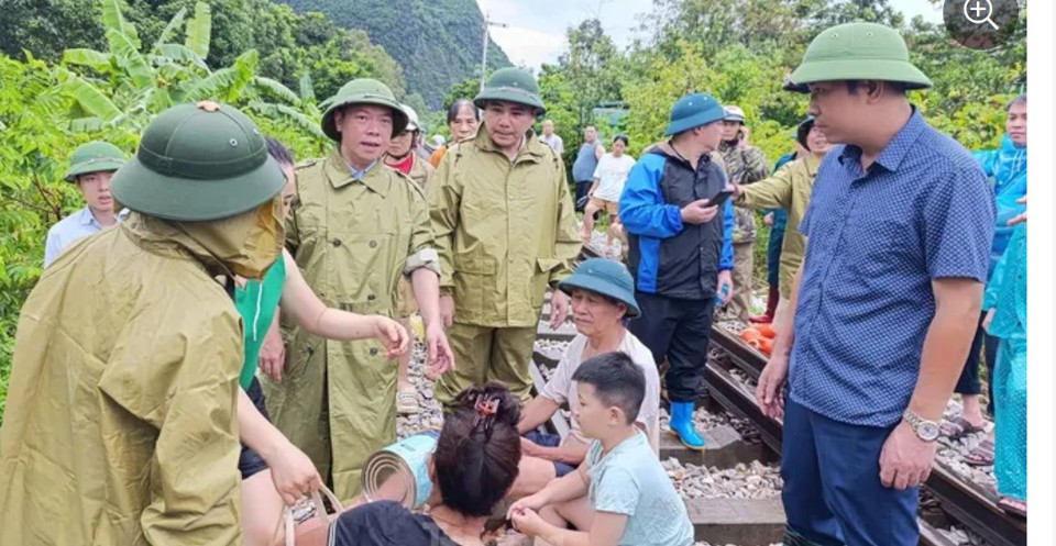 L&atilde;nh đạo tỉnh Lạng Sơn, huyện Chi Lăng chỉ đạo c&aacute;c ban ng&agrave;nh chức năng giải cứu c&aacute;c hộ d&acirc;n ở những nơi nguy hiểm.